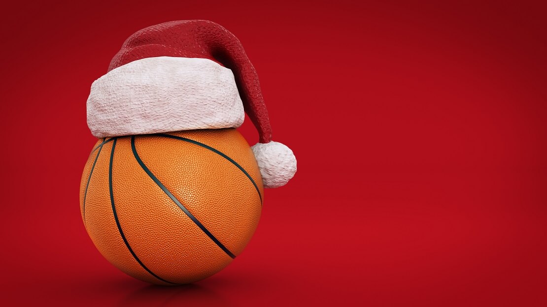 Basketball mit Weihnachtsmütze