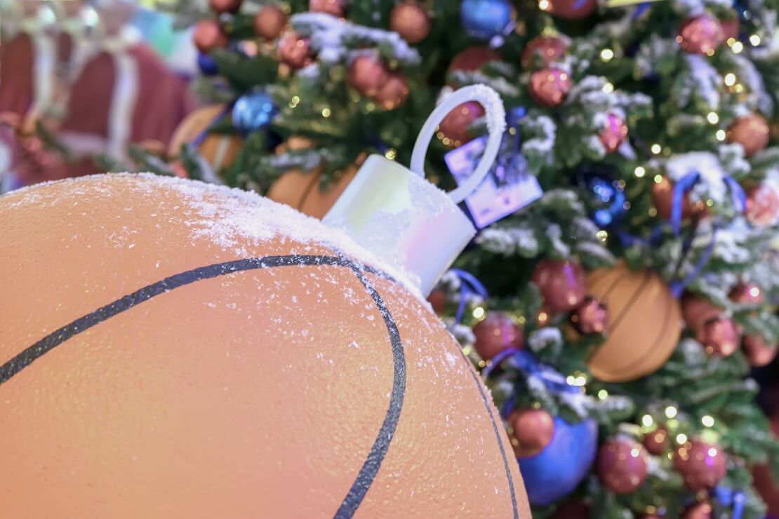 Ein Basketball als Weihnachtskugel