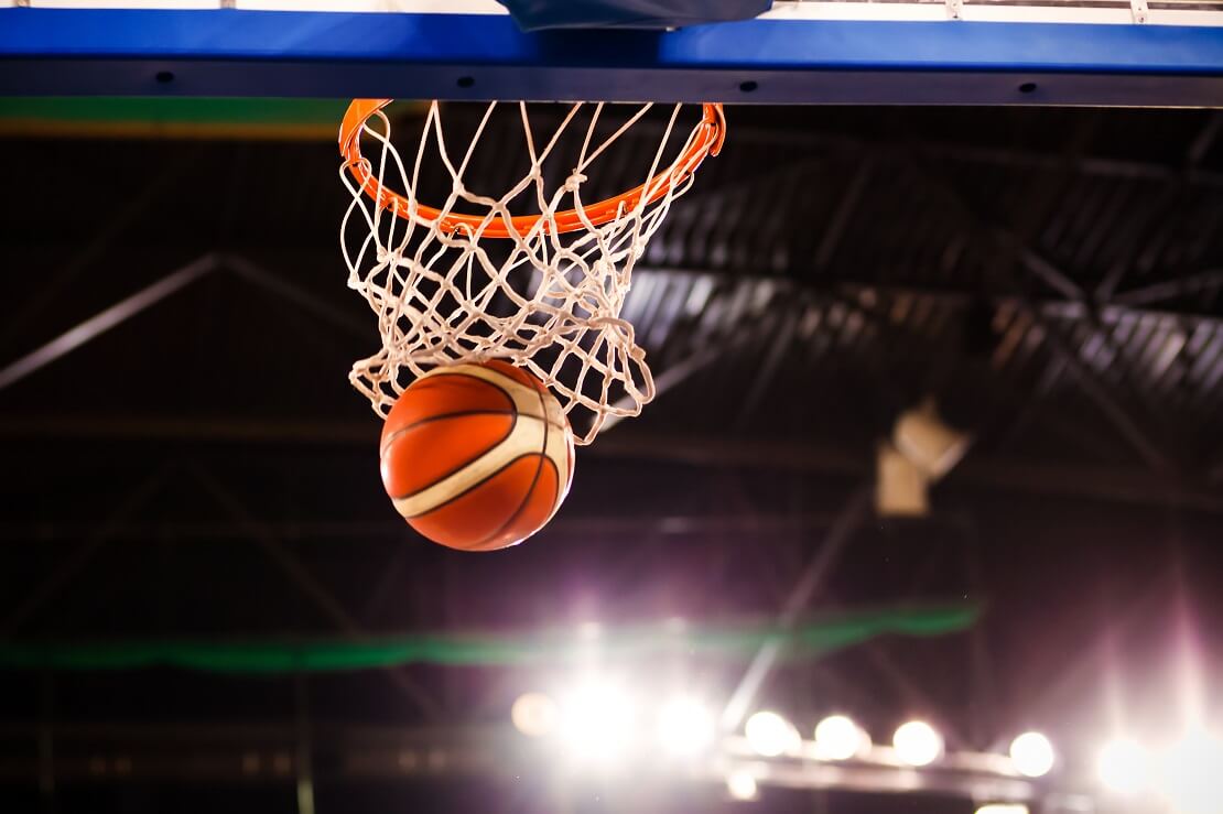 Basketball landet im Korb