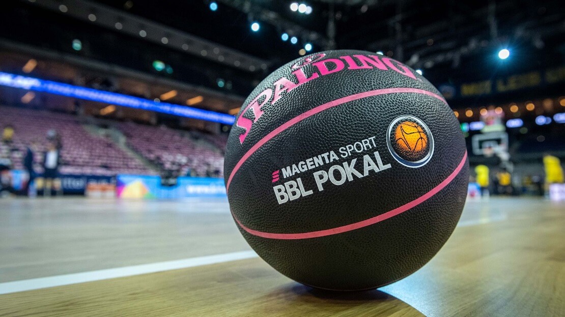 Ein Basketball für den BBL-Pokal in leerer Halle