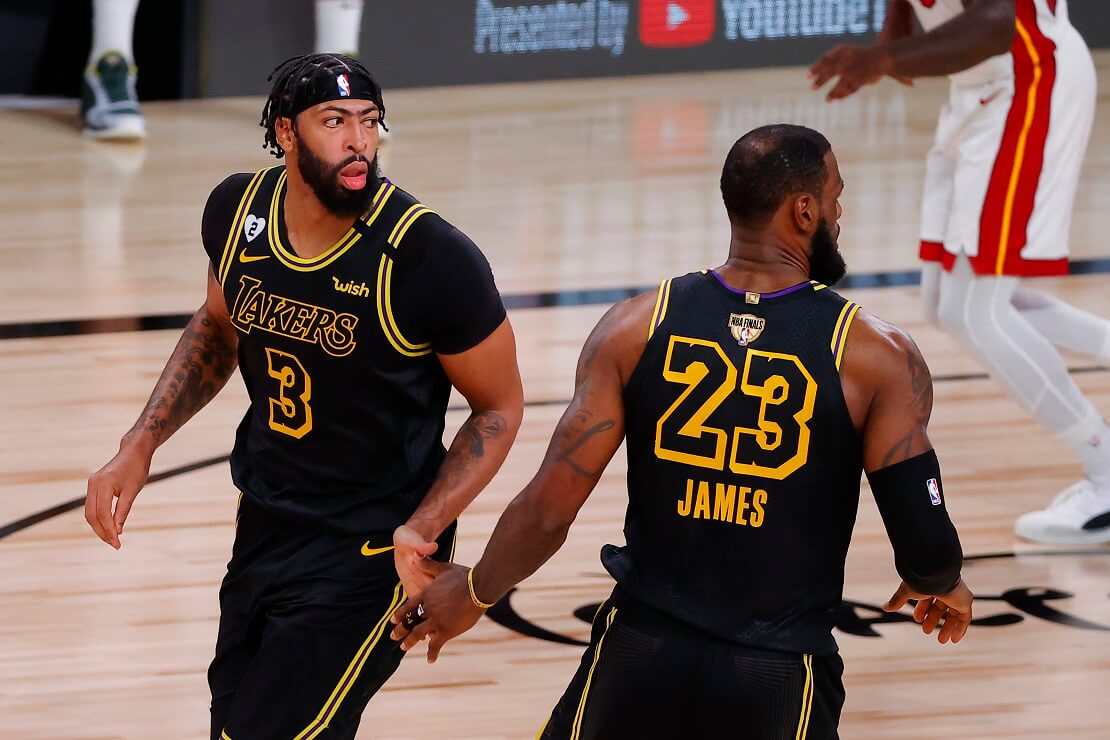 Anthony Davis und LeBron James klatschen ab