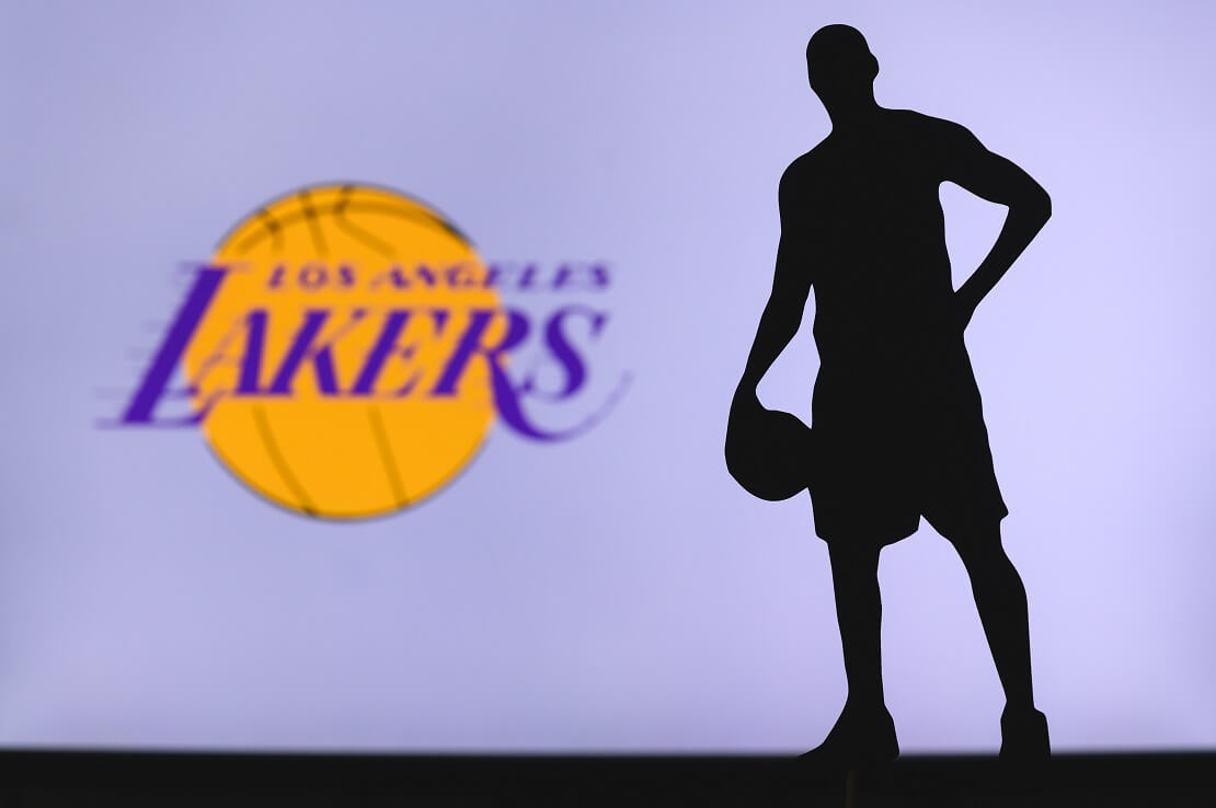 Silhouette eines Basketballers zusammen mit Lakers-Logo