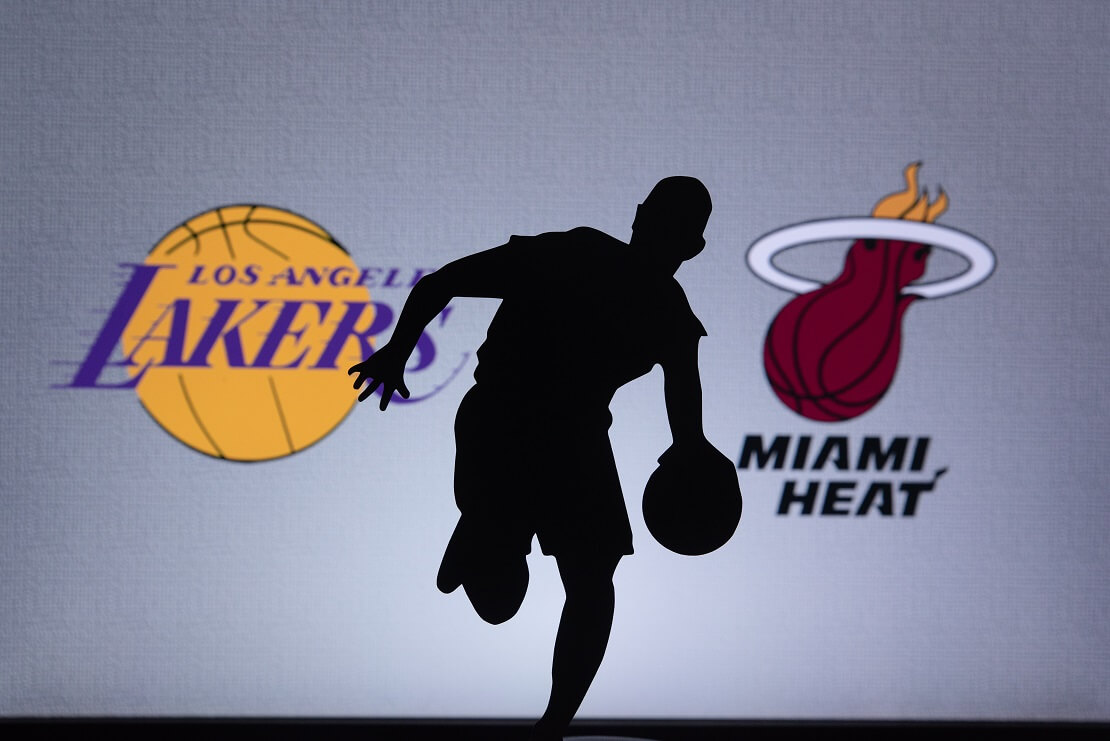 Basketballer Silhouette vor Logos von L.A. Lakers und Miami Heat