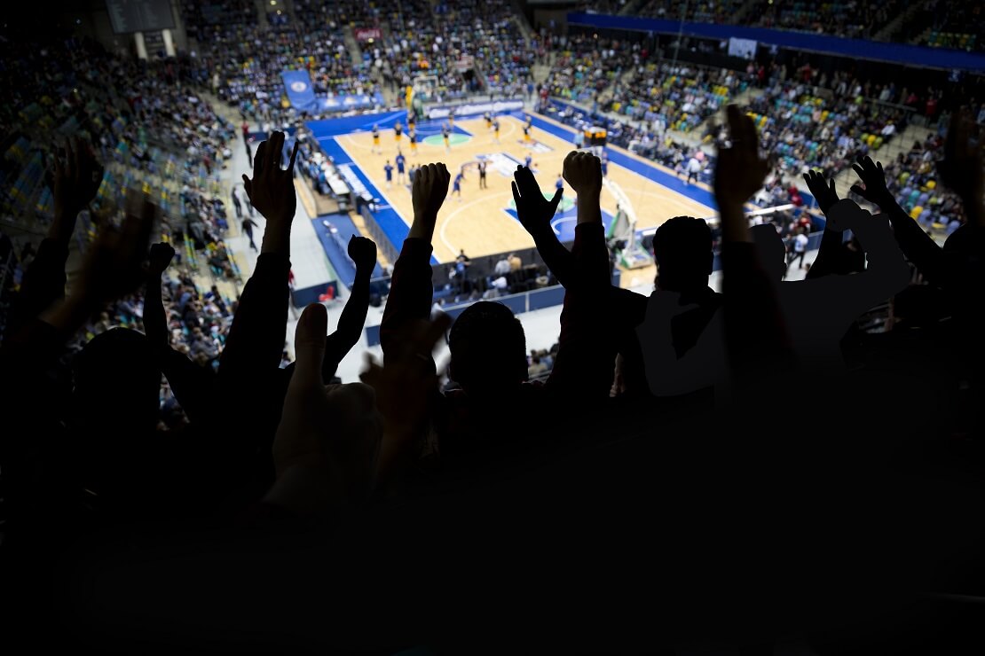 Fans jubeln im Basketballstadion