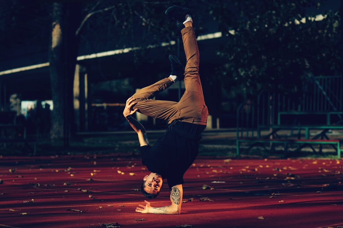 Breakdancer auf Basketballfeld