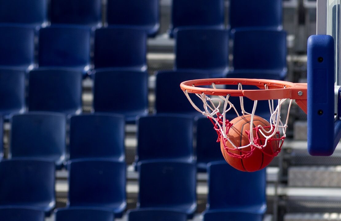 Leere Ränge in der Basketballhalle