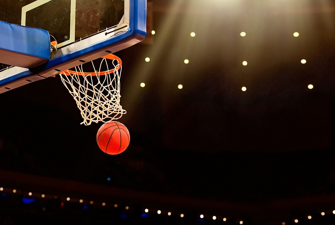 Basketball fliegt in einen Basketballkorb