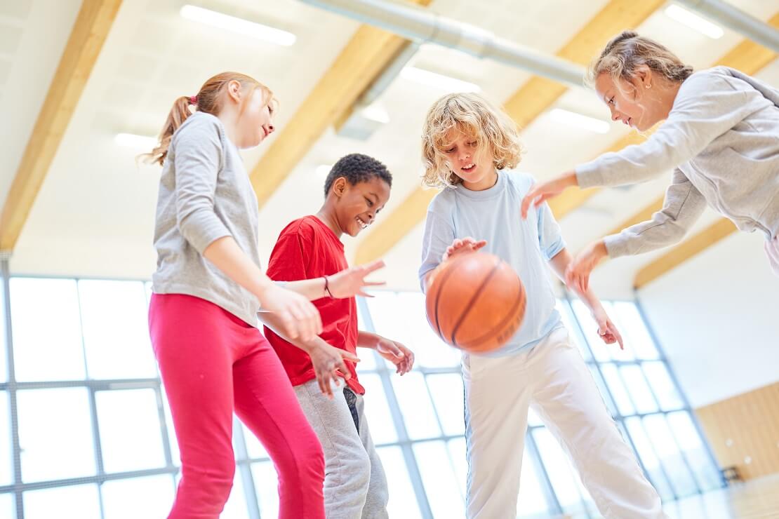 Kinder trainieren das Basketballspiel