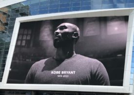Kobe Bryant wird nach seinem Tod auf einem Plakat geehrt