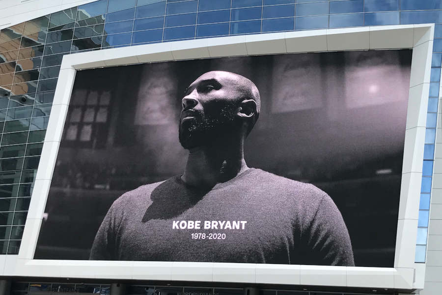 Kobe Bryant wird nach seinem Tod auf einem Plakat geehrt