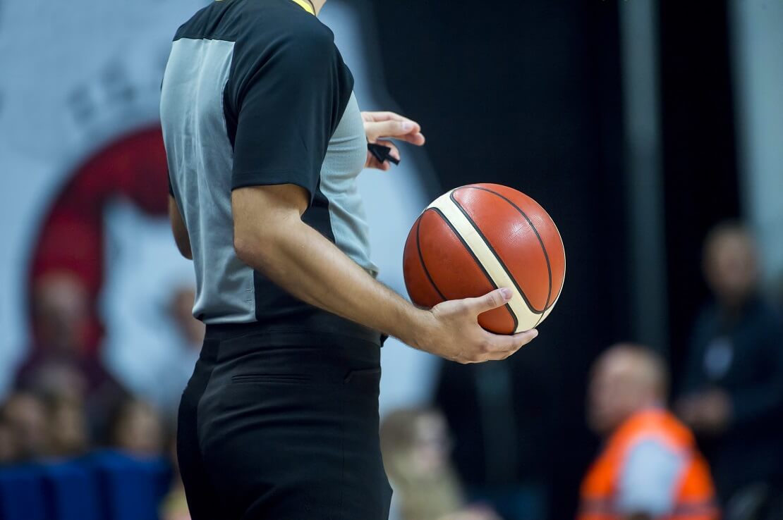 Ein Schiedsrichter mit Basketball