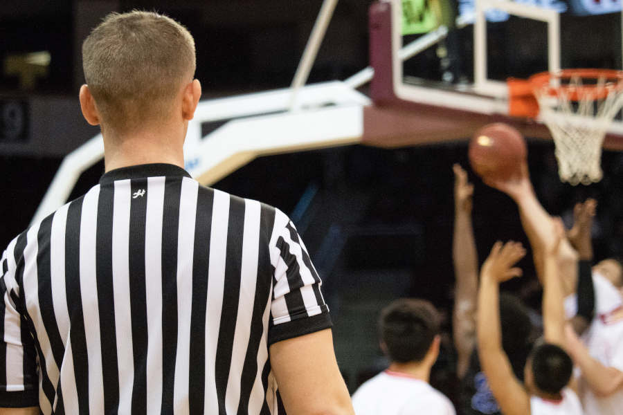 Ein Schiedsrichter beim Basketball