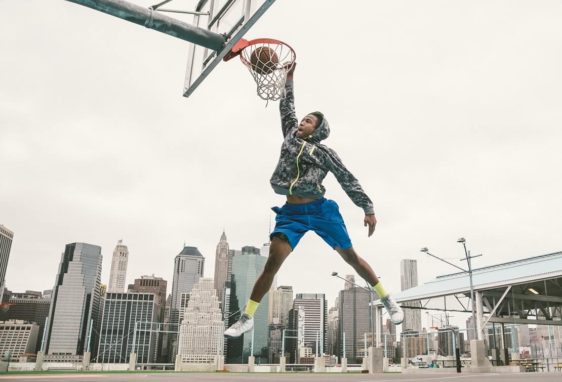 Streetballer vor der Skyline Manhattans