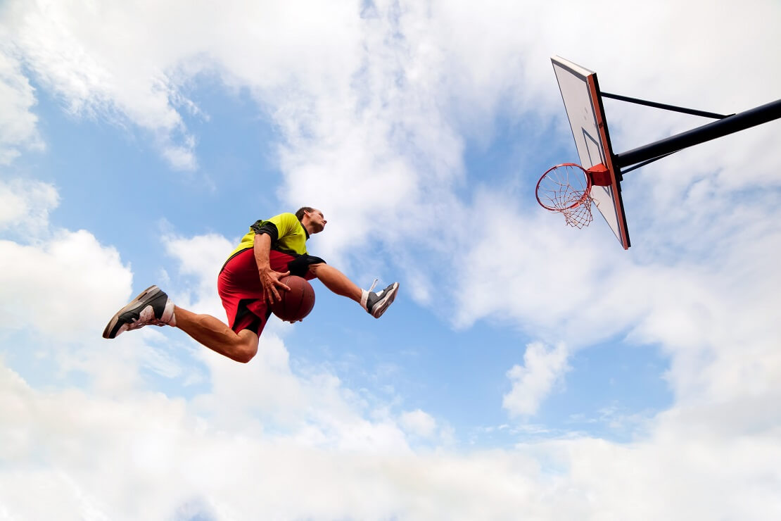 Ein Streetballer beim Korbleger