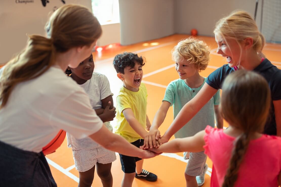 Die Kinder schwören sich zu Beginn des Spiels ein