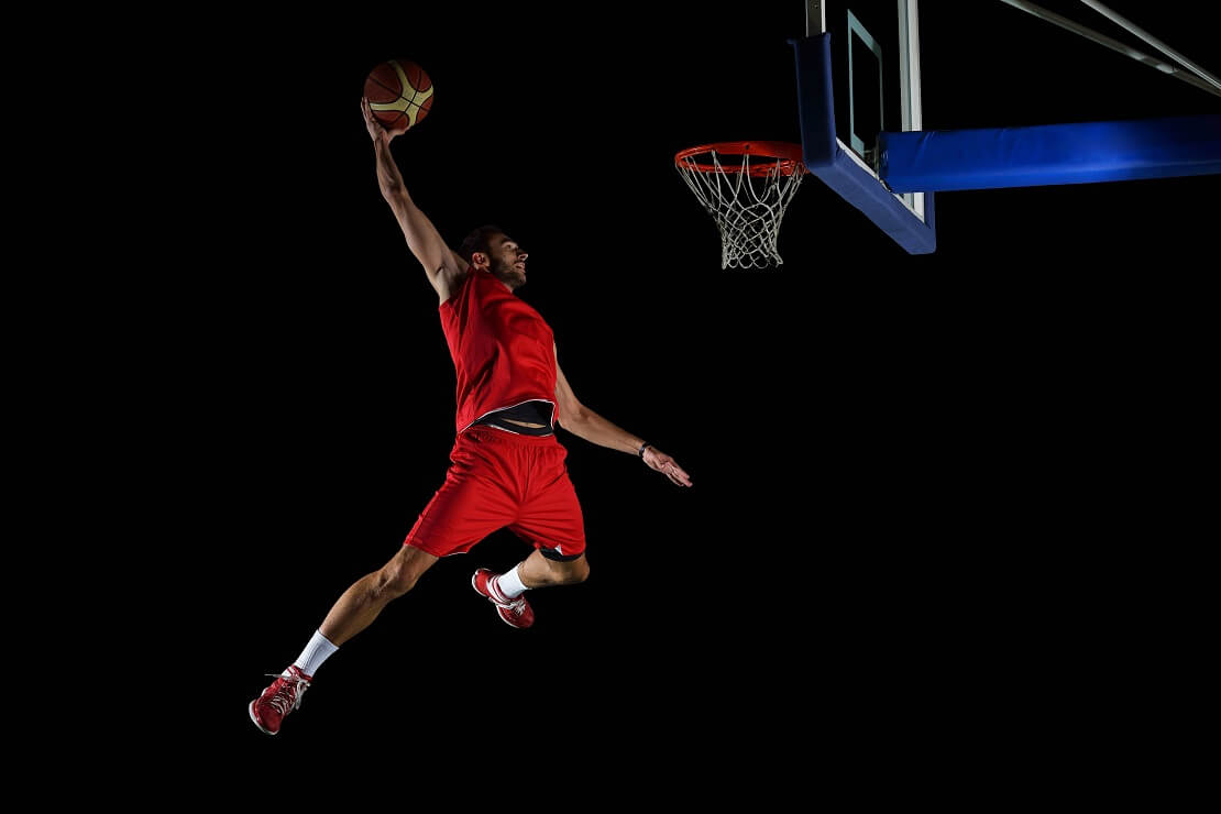 Ein Basketballer beim Dunking