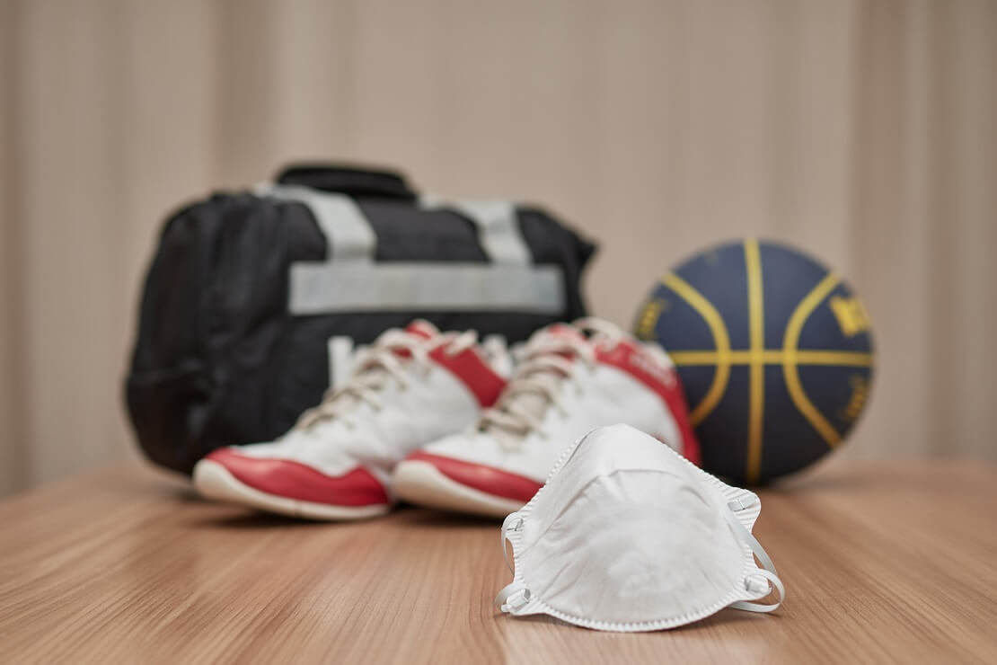 Basketballsachen und Coronamaske