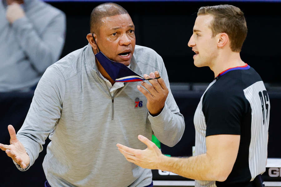 Basketball-Coach Doc Rivers diskutiert mit einem Schiedsrichter