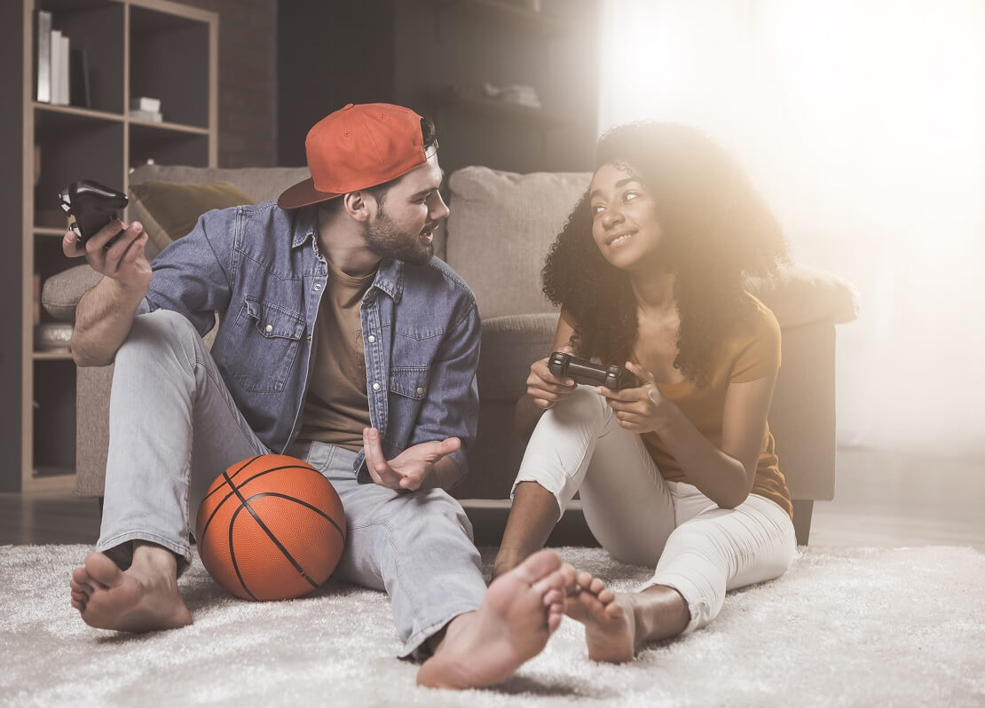 Ein Pärchen spielt Basketball auf der Konsole