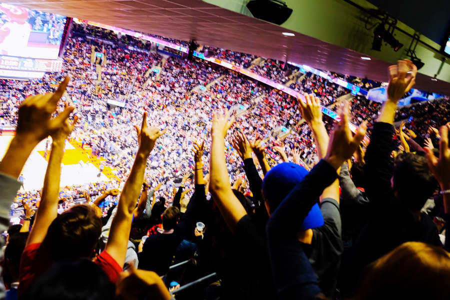 Fans beim Basketballspiel