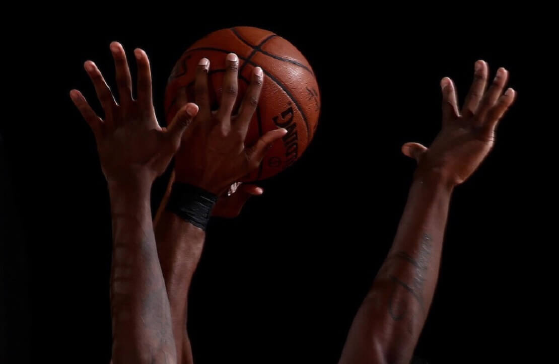 Hände und ein Basketball