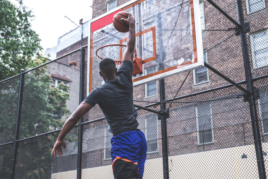 Ein Streetballer beim Dunking