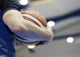 Der Schiedsrichter mit Ball unterm Arm