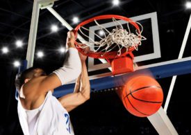 Ein Spieler beim Dunking