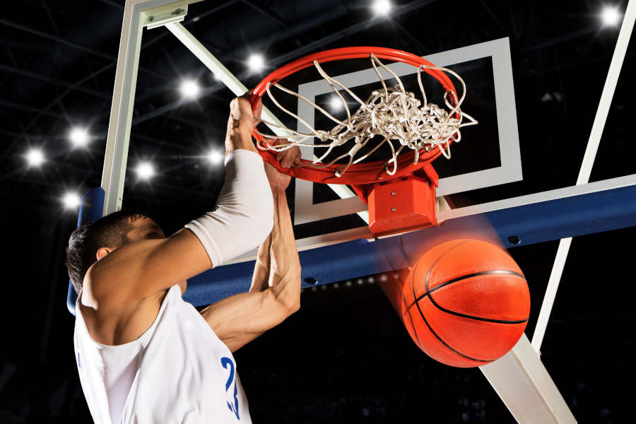 Ein Spieler beim Dunking