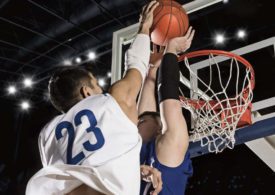 Ein Basketballer beim Block