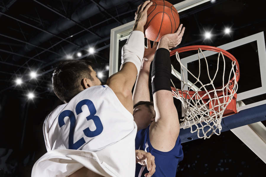 Ein Basketballer beim Block