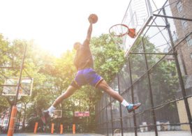 Ein Streetballer beim Dunking