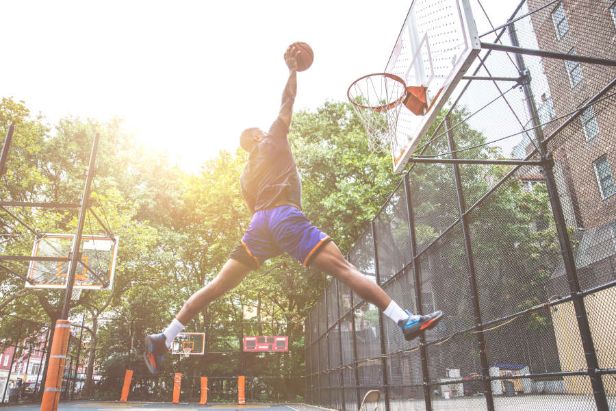 Ein Streetballer beim Dunking