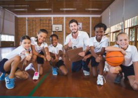 Kinder vor der Basketballstunde