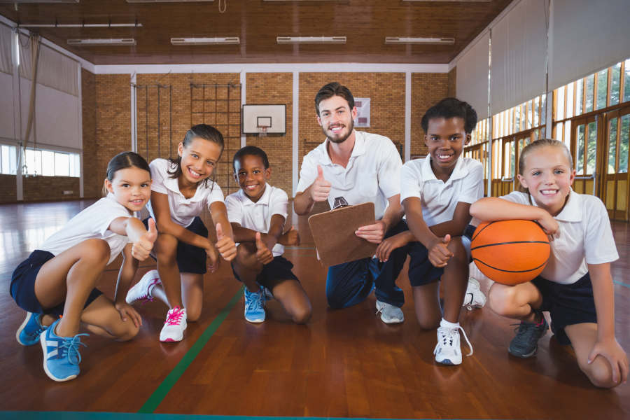 Kinder vor der Basketballstunde