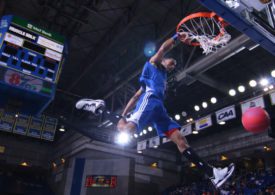 Ein Basketballer beim Dunking