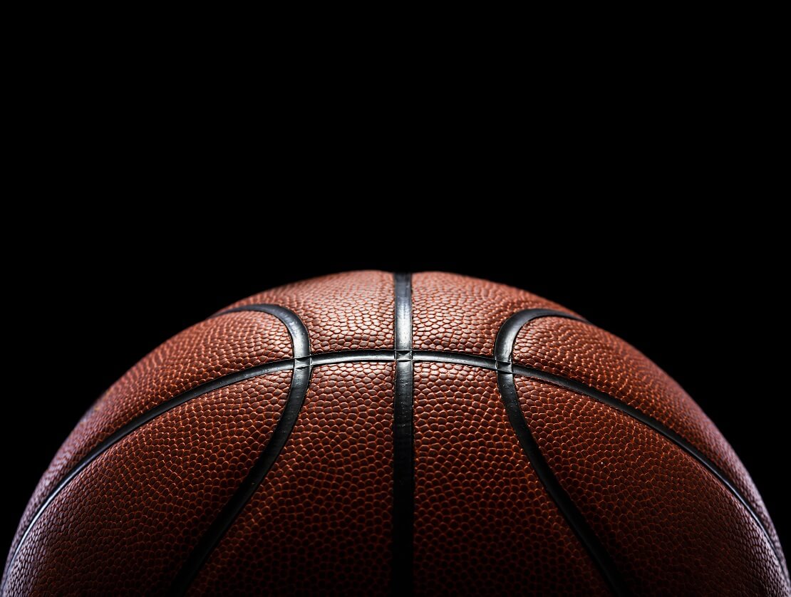 Ein Basketball vor schwarzem Hintergrund