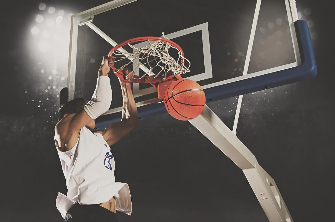 Der Basketballer versenkt den Dunk