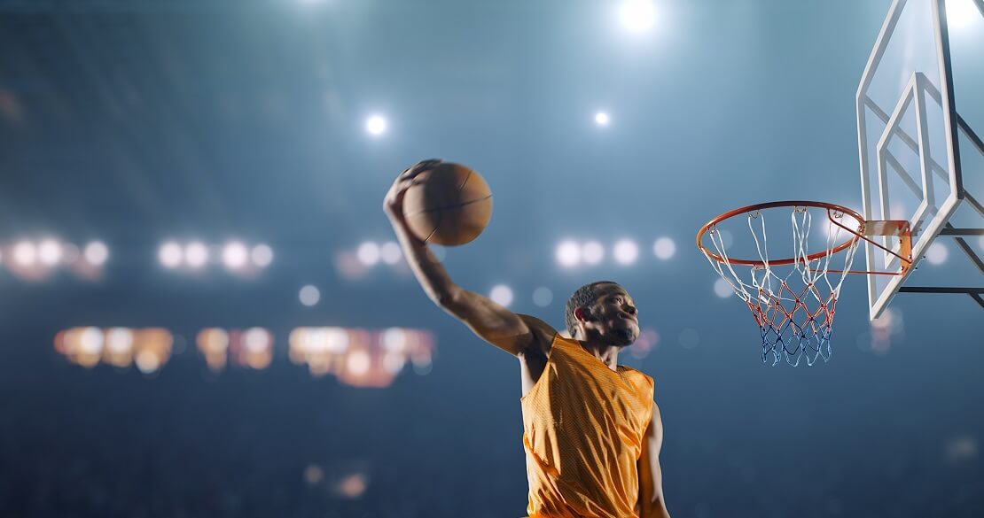 Ein Basketballer beim Slam Dunk