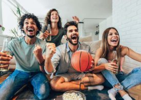 Basketballfans vor dem Fernseher