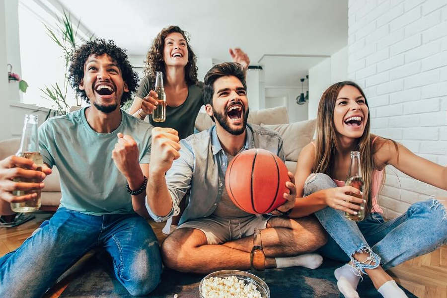 Basketballfans vor dem Fernseher