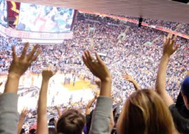 Basketballfans feiern ihre Mannschaft an