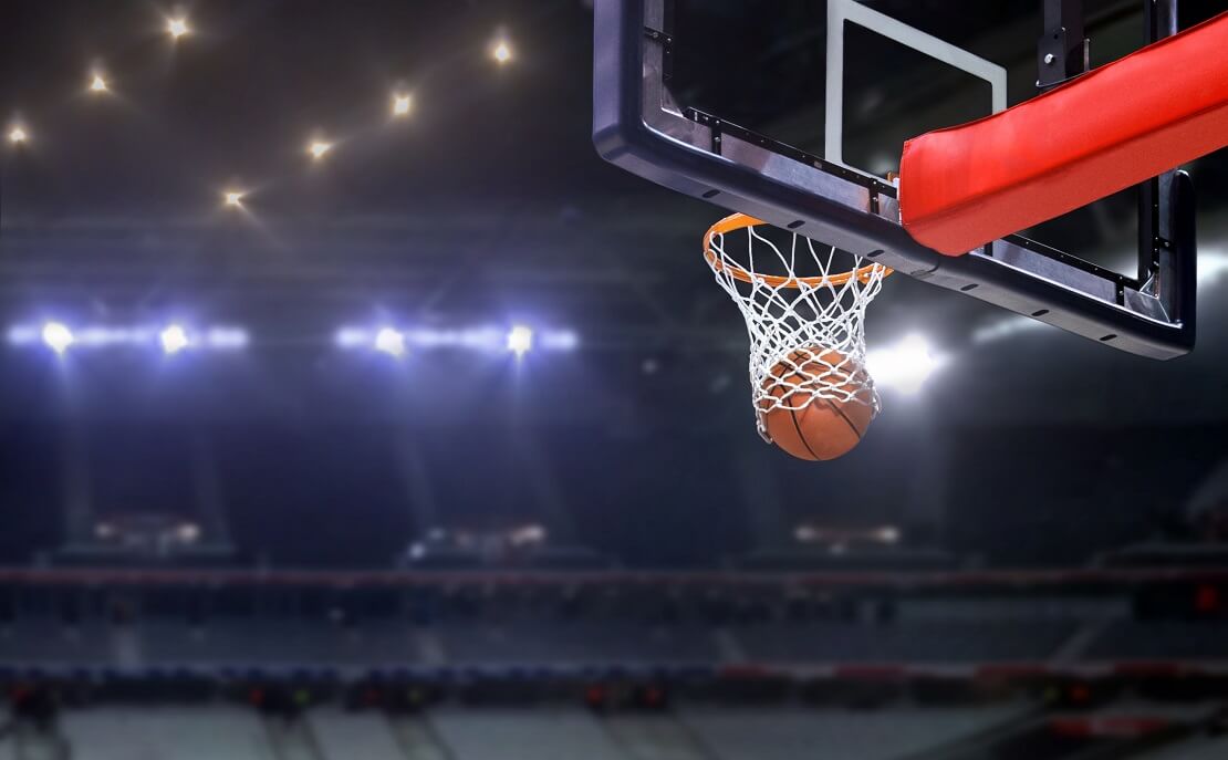 Basketballkorb in einer leeren Halle