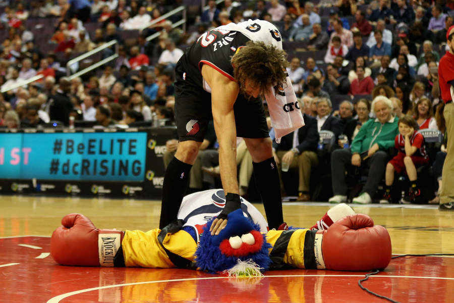 Robin Lopez kaempft mit einem Maskottchen