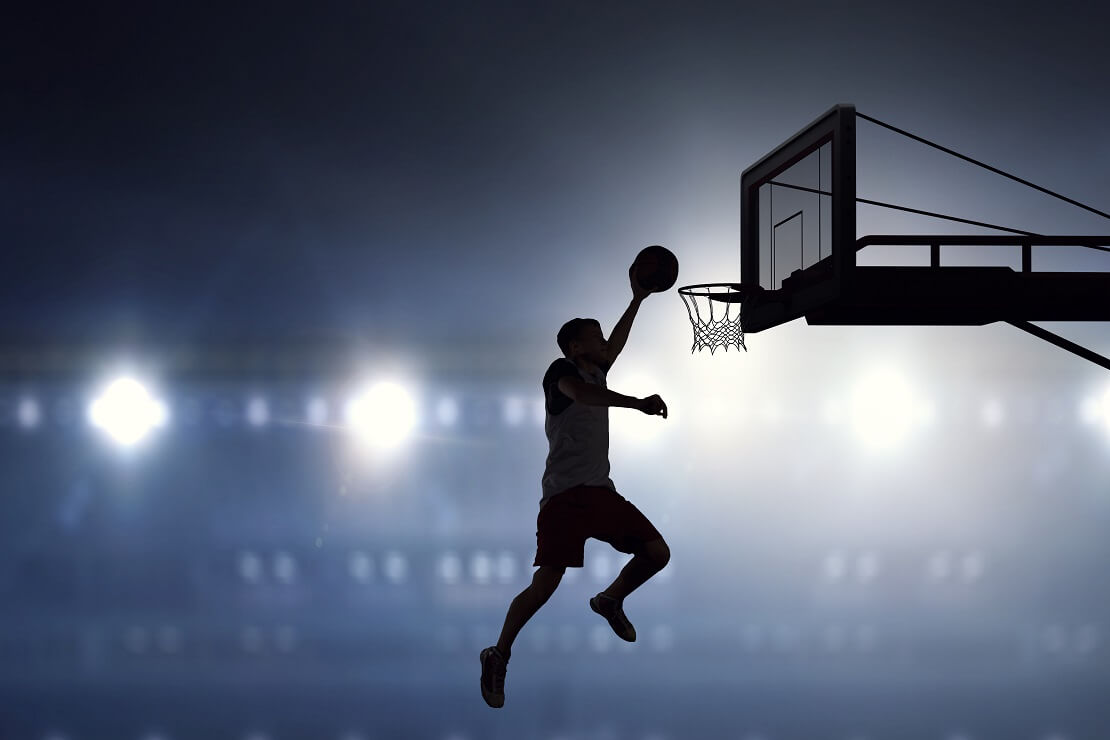 Die Silhouette eines Basketballers