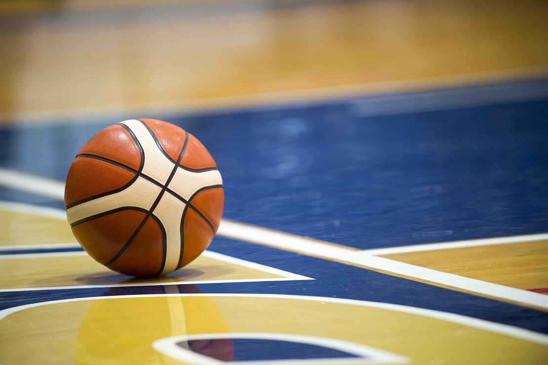 Ein Basketball liegt auf dem Hallenboden