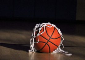 Ein Basketball mit einem kaputten Netz