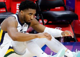 Donovan Mitchell vom Utah Jazz sitzt auf dem Boden