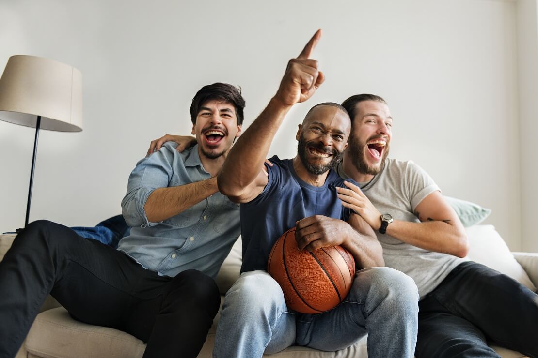 Fans beim Basketballgucken