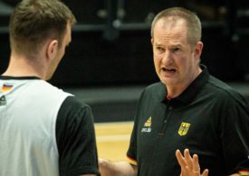 Bundestrainer Henrik Rödl im Gespräch mit einem Spieler